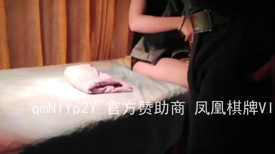 22岁粉嫩少女按摩SPA，翘臀白虎逼被技师套路强行蹭蹭“不小心”滑进