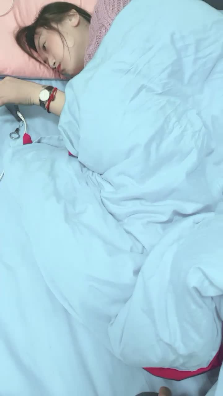 说是亲姐弟！乱伦操逼大战！掀开被子，里面穿着开档黑丝，足交后入爆操直播主播录屏