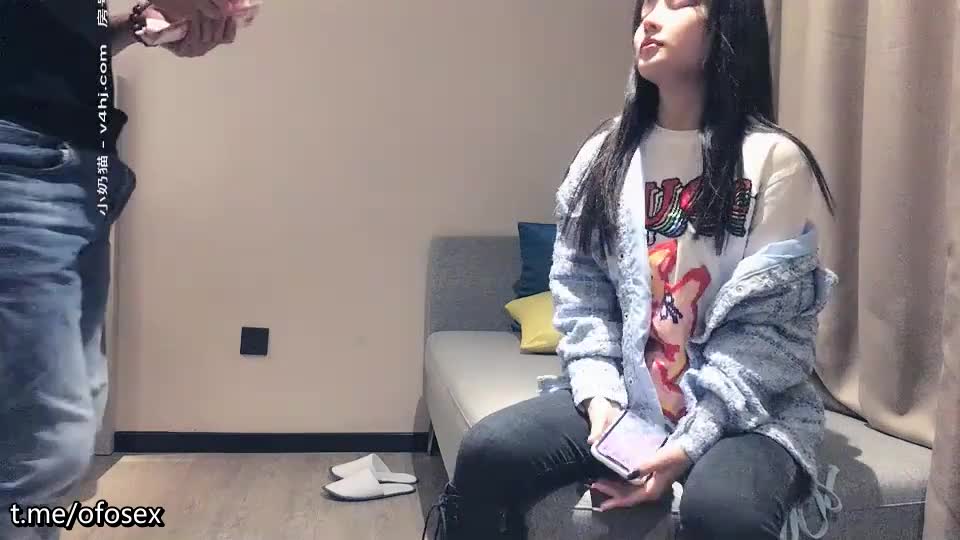 肌肉男约了个高颜值妹子啪啪，穿上情趣装黑丝扣弄无毛粉穴上位骑乘