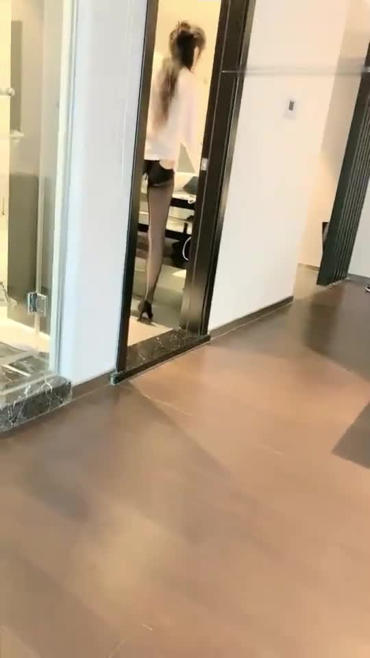 AVOVE高跟黑丝美女在酒店做爱，最后内射