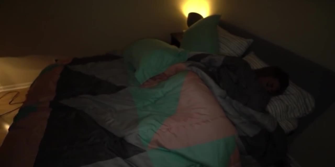 #欧美 乱伦 半夜敲妹妹的房间门 让她给我泄欲