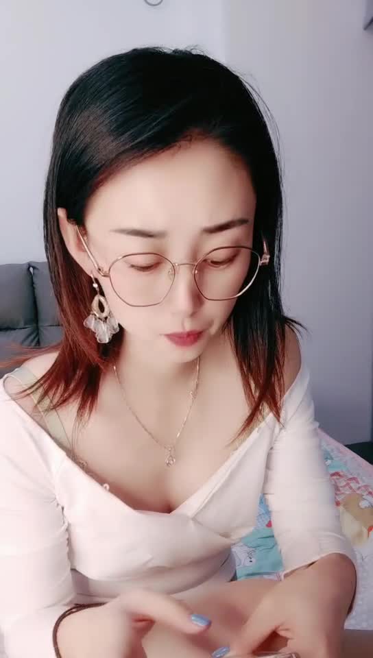 兄妹乱伦游戏有颜值还很骚全程露脸，淫声荡语不断精彩刺激点此查看更多