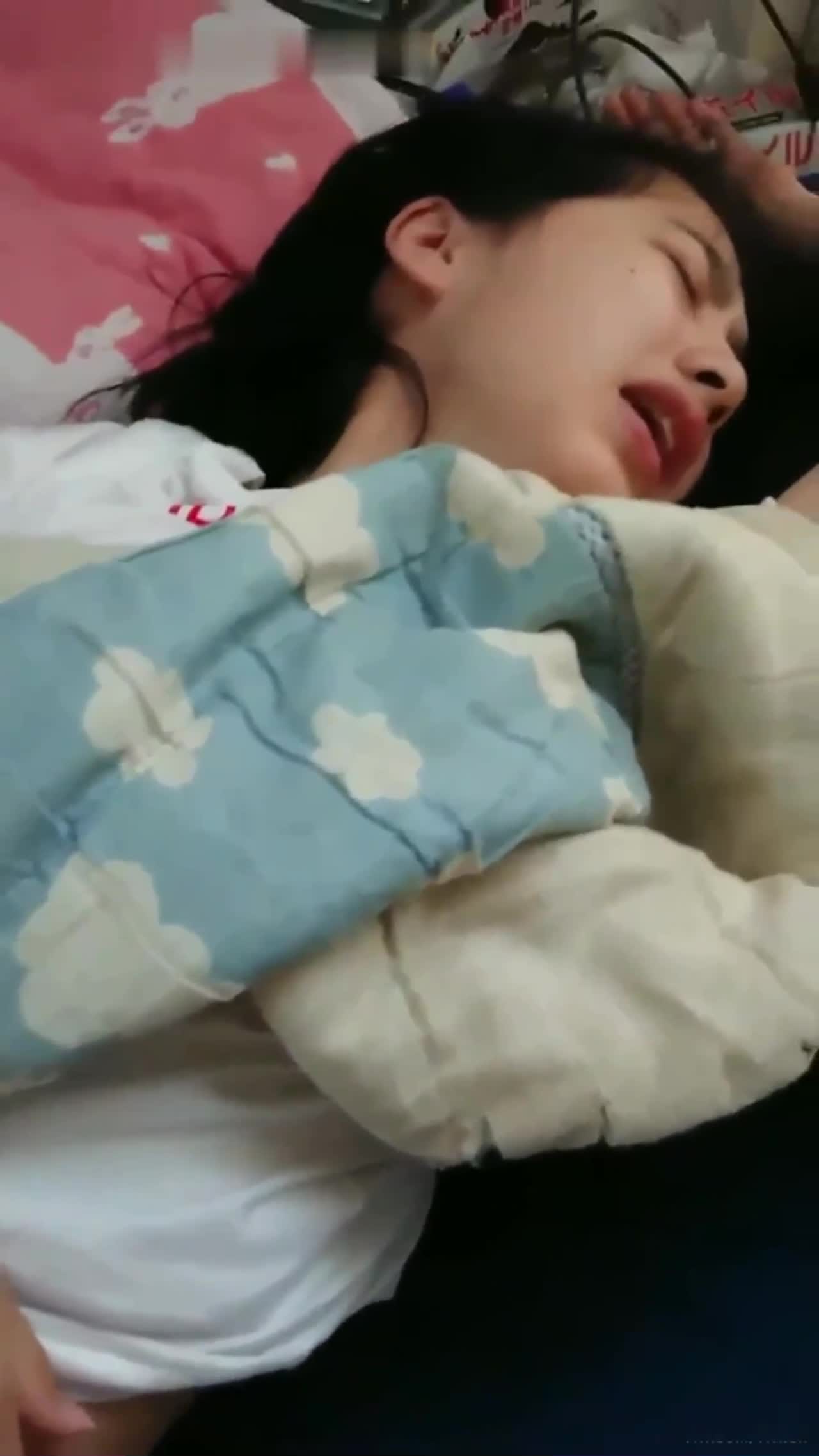 玩弄睡熟的亲妹妹#亲妹 #兄妹 #乱伦