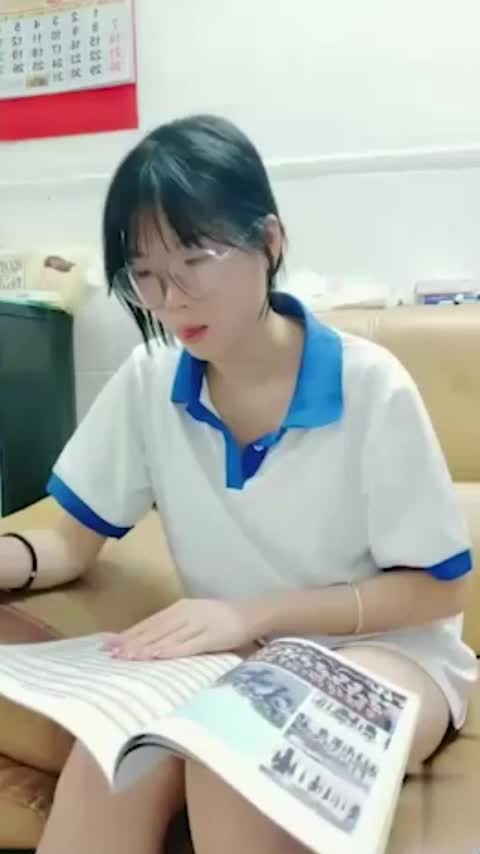 『第一色』兄妹乱伦，18岁妹妹没穿裤子在写作业，被哥哥调戏，叔叔看见把侄女从客厅操到卧室 #乱伦