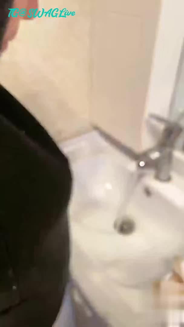 【乱伦史上封神之作️我和妈妈】真实乱伦️我和妈妈在卫生间操逼“千万不要让你爸知道”冒生命危险玩刺激 高清720P原版#乱伦 #母子点此查看更多