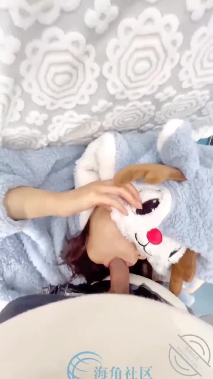 高清原创给20岁的亲妹妹在沙发上按摩，按出汁液后顺势插进她的蜜穴 3537网站网址 592096#爱新觉罗兄妹乱伦 学生 少女 萝莉看置顶免费进入福利频道可以看到完整版视频点此查看更多
