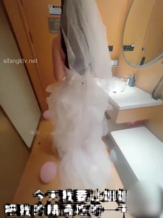 #海角 重磅【KTV姐弟乱伦】续！趁给姐姐过生日之际，买一套婚纱让她穿上，美腿丝袜 白色婚纱 美极了麻豆频道️点此查看更多