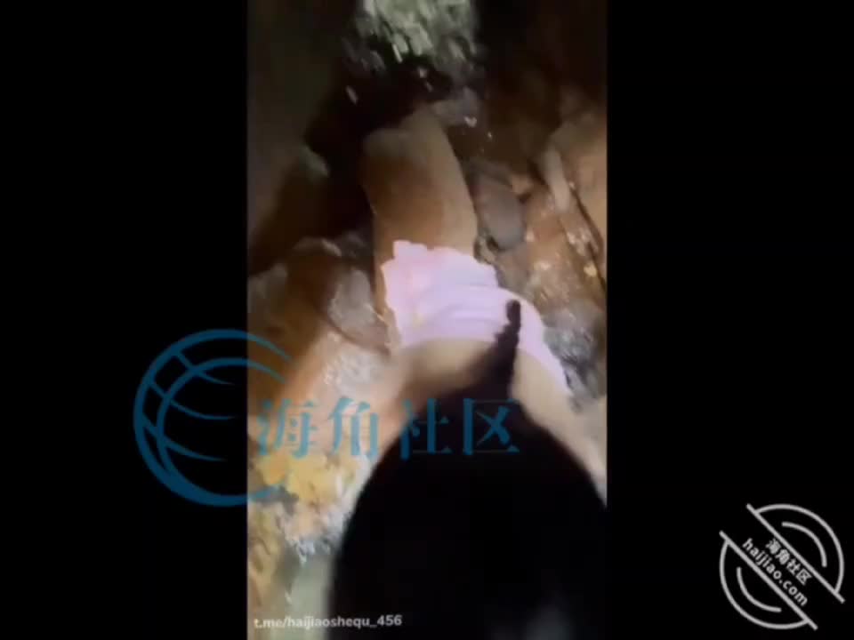 原创视频和姐姐朋友们一起户外野炊，要走时把姐姐拉到山洞里连续射了两次 2803网站网址 899253#会喷水的亲姐姐 #我的单身姐姐乱伦 姐弟 人妻 少妇看置顶免费进入福利频道可以看到完整版视频点此查看更多