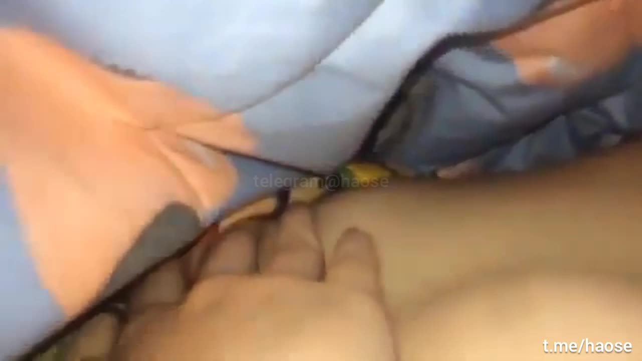 #父女乱伦 #真实偷拍 #无套偷日熟睡女儿深夜趁女儿熟睡钻进女儿被窝挺起肿胀的大鸡吧抬起女儿纤细的大腿掰开嫩屄鸡巴对准女儿温暖湿润紧致的小骚逼里插几下就白汁横流 屄屄还是嫩的好嫩屄怎么都日不够啊。点此查看更多