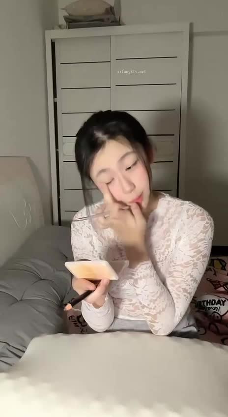#反差婊 #眼镜娘 #学生 #校花 #丝袜 #巨乳 【爱吃小布丁】校花级学生妹的香艳一刻高颜值纯天然巨乳，大屁股又白又嫩，肥穴速游VPN跑满千兆只做最快