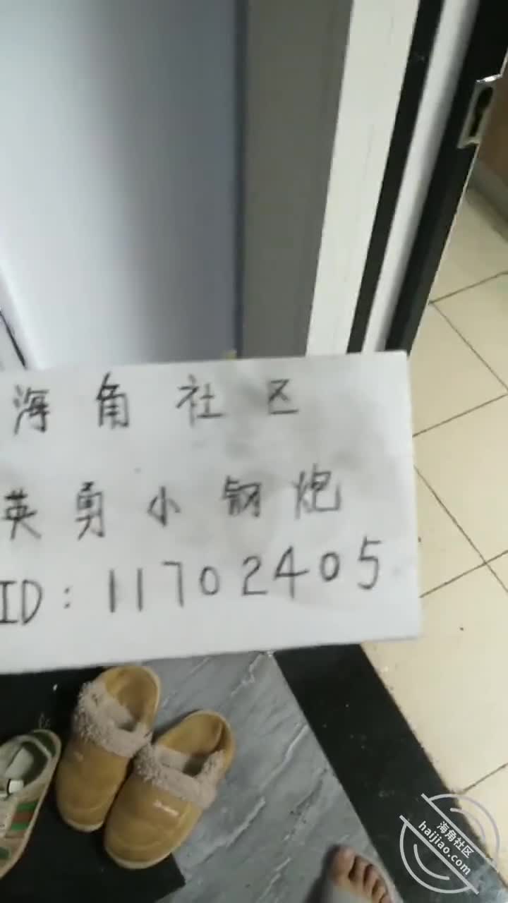 【视频标题】和大嫂的乱伦史17:拉着厨房做饭的嫂子舔鸡巴，回房间操的嫂子啊啊叫不停【原帖地址】点此查看更多