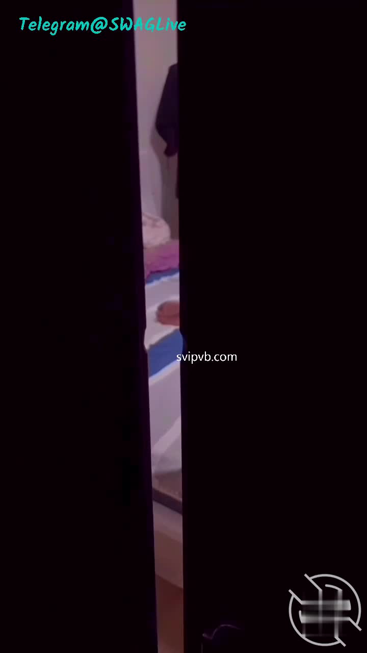 【乱伦史上封神之作我和妈妈】真实乱伦强奸妈妈牛人与妈妈乱伦，两个多月全程记录妈妈被我用手指插入后的第二天，这是什么意思？速游VPN跑满千兆只做最快