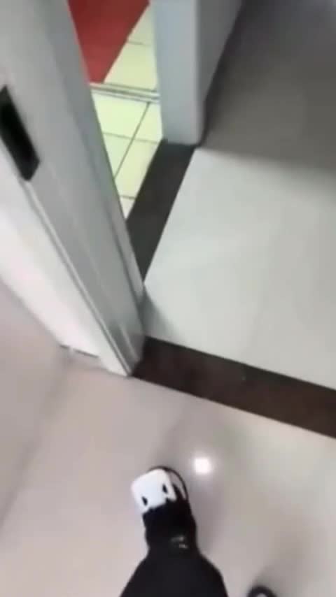 『第一色』趁嫂子进卫生间，直接掰穴后入 #乱伦