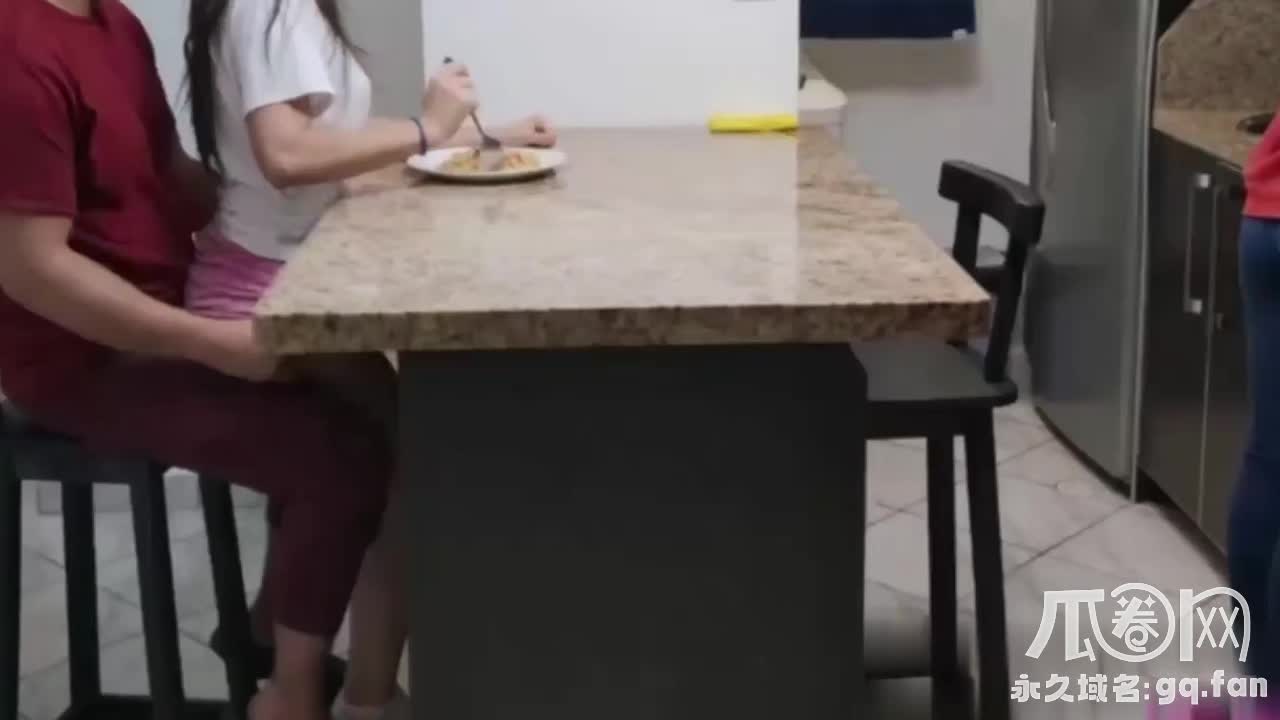 国外真实父女乱伦！妈妈在厨房做饭 爸爸和女儿在餐桌上无套做爱！#国外    #父女   #乱伦   #母子    #强奸   #无套   #内射点此查看更多