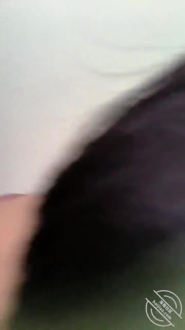 游游欲火大爆发，聚餐时餐桌底下塞跳蛋，发骚主动求爱，厕所颜射我还想着聚餐结束后，找机会要跟游游在房间里大战三百回合，并且偷拍记录下来。于是一次上厕所时，我就拿了笔在手上写好了海角认证，为了怕暴露手上的字，从厕所回来后，我就不怎么吃东西了。一直等到大家都吃好，离开座位，去客厅沙发上继续聊那些我不感兴趣的话题，而游游却拉着我的胳膊，急不可耐的来到房间，急迫的关门后说“想”我了，我猜是她的小穴“想”我了吧。#海角 #乱伦 #巨乳 #侄女 #颜射