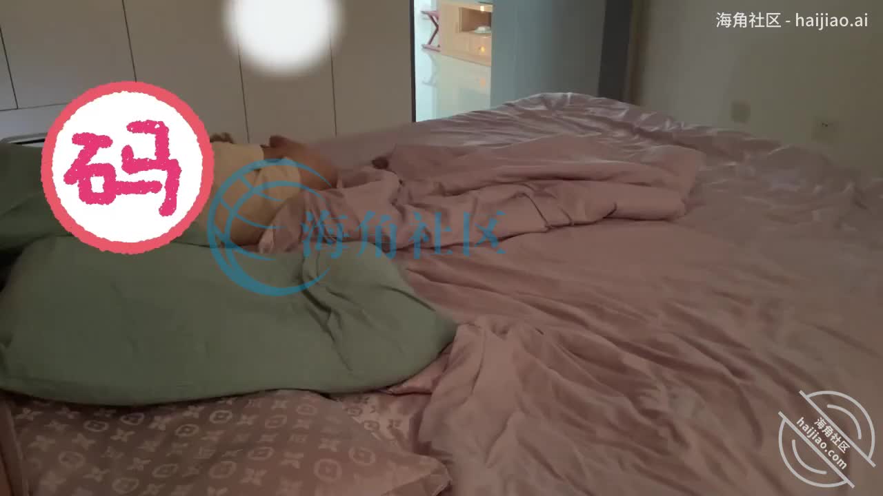 【海角大神】当弟弟面操他亲妈，弟弟在旁边看硬了！全程真实记录！绝对史诗级！偷偷摸摸的操我小姑的时候，我弟弟在旁边的感觉真的是刺激死！我弟弟看我姑用脚踩我鸡吧的时候，居然拿手机扔他妈，把我小姑砸哭了！后来我弟弟太闹了，只能躲在被子里插我姑！让我弟弟在我后面玩手机！然后我让我姑爬起来，屁股撅起来，当着我弟弟的面我从后面狠狠的插我姑的逼！真是爽死啊！#海角 #乱伦 #小姑 #巨乳 #肉丝