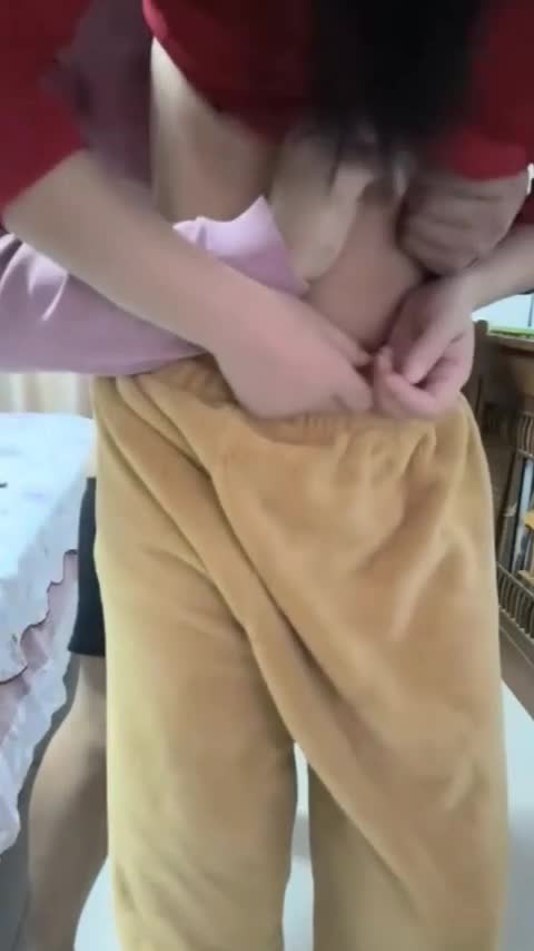 『第一色』姐姐在家穿的太性感，诱导弟弟操姐姐 #乱伦