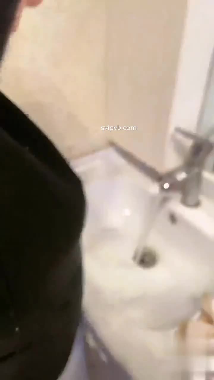 海角社区和电报同步更新～我想大家都知道我的生日了吧因为之前被爸爸发现过我和妈妈的事情，所以这段时间以来爸爸看的比较紧，更新就慢了下来……实在不好意思，疫情又来的时候，让我们的生活都打乱了，之前爸爸会去公司，外婆会到店里帮忙准备菜员，可是这几天全家都被要求参加社区做核酸排查，排一整一整夜的队啊，又冷又难熬，生活上的不方便还可以接受，一家人都在家，淫母计划那才叫不方便。有好几次都想冲进妈妈房间操B的，忍了，小不忍则乱大谋。前面给大家提到，想叫妈妈回外公老家呆几天，然而大家一致不同意，尤其爸爸不同意，因为我们包