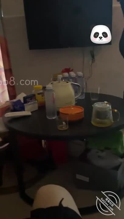 少妇人妻的黑丝旗袍诱惑，边接电话边被操，口爆射到喉咙最深处这位少妇人妻很会勾引男人，不管是语音上还是穿着上，都能让男人很有欲望。一如既往的，先给海友看看少妇这次的穿着性感黑色情趣旗袍+黑丝袜+白色高跟鞋=骚到极致。最爽的还是做爱的时候，有快递小哥打来电话，少妇还接电话了，这种打电话的情节直接刺激到我了，抽插的速度直接加快了三倍，就是要让少妇边接电话边呻吟#海角 #乱伦 #人妻 #少妇 #巨乳