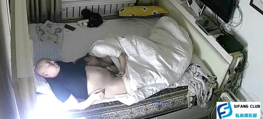【家庭摄像头】真实光头父亲和回娘家的女儿乱伦+和老婆操点此查看更多