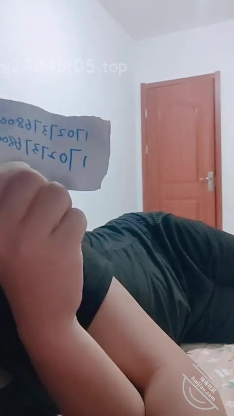 小妈变态主动的让我吃惊 老爸酒醉在隔壁喊的更凶了内射我都有点害怕了 怕偷情被发现的感觉 最后门小妈还特意开了条缝隙。叫的也比平常大声 还让我内射 真她妈骚啊 我是完全开发出她的野性了我发现。#海角 #乱伦 #母子 #黑丝 #偷情