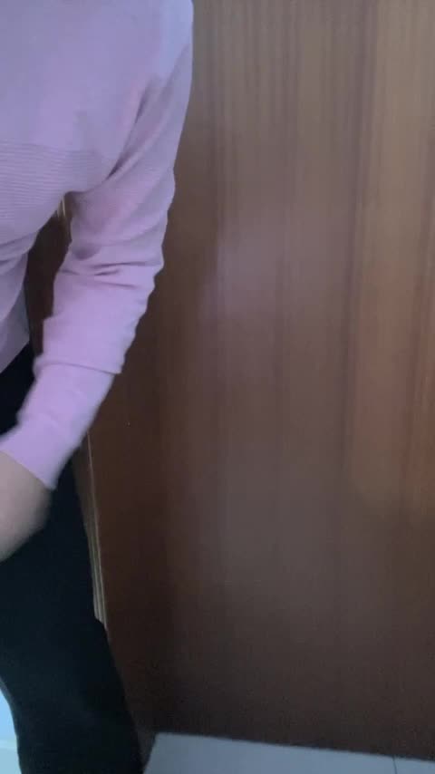 『第一色』大哥不在家追求追子嫂子找刺激，大鸡巴掏出来强制抠逼揉骚奶子，直接在床边后入爆草衣服都没脱，口交舔逼 #乱伦