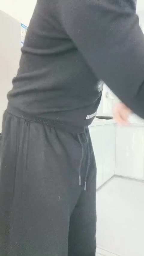 『第一色』姐夫不在家大胆啪啪啪，跟小少妇在厨房偷情还是现场直播，黑丝大长腿口交大鸡巴 #乱伦