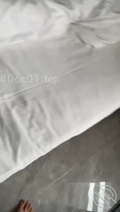 【海角大神】趁着姥爷睡觉，在隔壁房和性感老妈乱伦，把姥爷吵醒了姥爷在隔壁，老妈也不敢叫床太大声，我还想让老妈叫大点声，但是老妈不敢，我就把老妈反过来，我在上面输出，我就用力的操老妈就像让老妈叫出来，老妈也配合的大声了一些。老妈有点害怕了，就开门去和姥爷说了几句就赶紧回来了，但是我这时候停了太难受了，就逼着老妈躺着，我说我快点射出来赶紧结束。老妈就躺着了，我就赶紧一顿操，老妈也是爽了，好几次大声叫出来了#海角 #乱伦 #母子 #内射