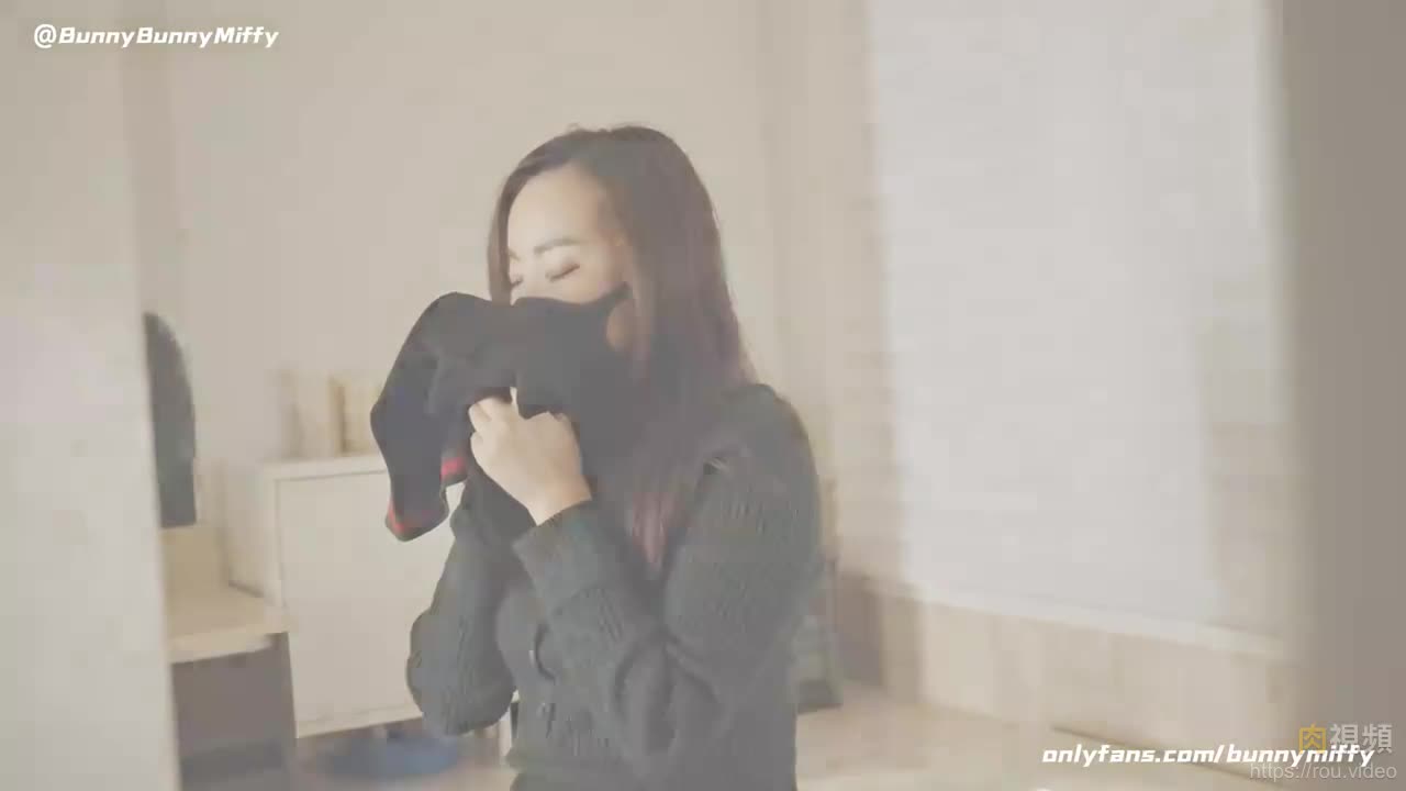 出门倒垃圾被邻居小哥偷窥，尾随到家中干到淫水四射（中）米菲兔 #BunnyMiffy 欧美剧场