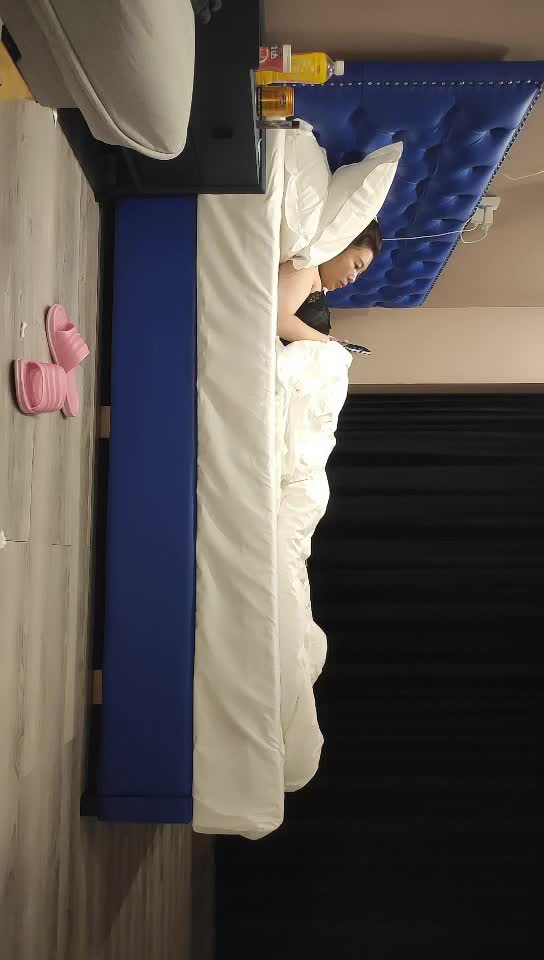 #加钱哥加钱哥 11-28恢复体力大战骚熟女，两个大奶子乳夹，69姿势舔屌，床边扶着屁股撞击，操的啊啊跟马达一样