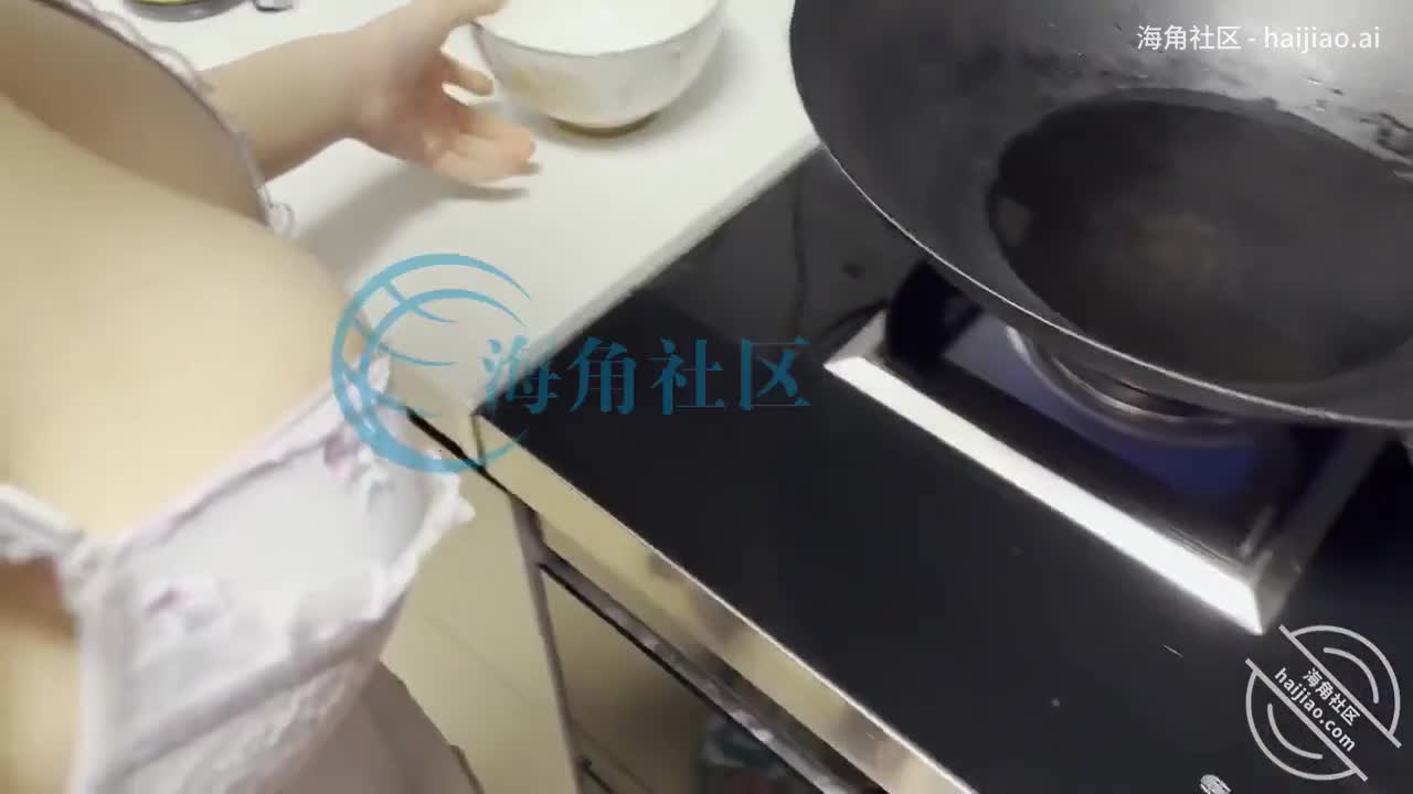 趁姐夫不在家硬上了老姐，太刺激了是不是看见内心我就想了，然后嘴上却强硬，一边操老姐，一边满嘴淫语，刺激老姐，干了一会，从厨房把老姐整进卧室，让老姐吃沾满淫水的鸡巴，老姐满是不情愿。看见老姐的样子，更想让老姐吃，结果越吃越硬，老姐的口活真的是太好了，吃的我真上头，然后趴在老姐身上，一顿疯狂输出，最后射了老姐一身，可能太久没干了，射的太猛了，和呲水枪一样。射一床头，给老姐气的，说以后你再也别来了，胆子真大。#海角 #乱伦 #偷情 #姐弟