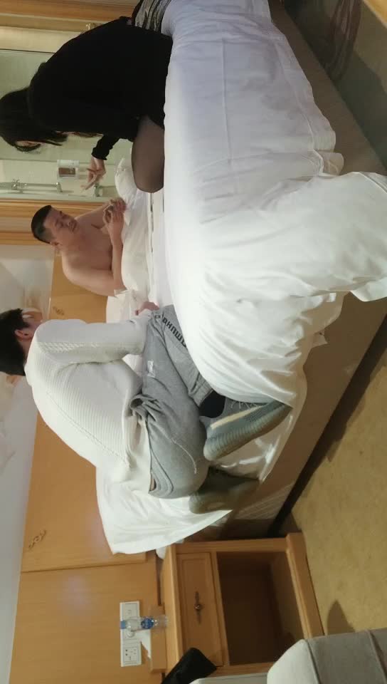 【#换妻探花】12-17真实换妻重磅回归，30岁气质文员，内敛中透漏着闷骚，斗地主玩游戏，一件件褪去衣衫