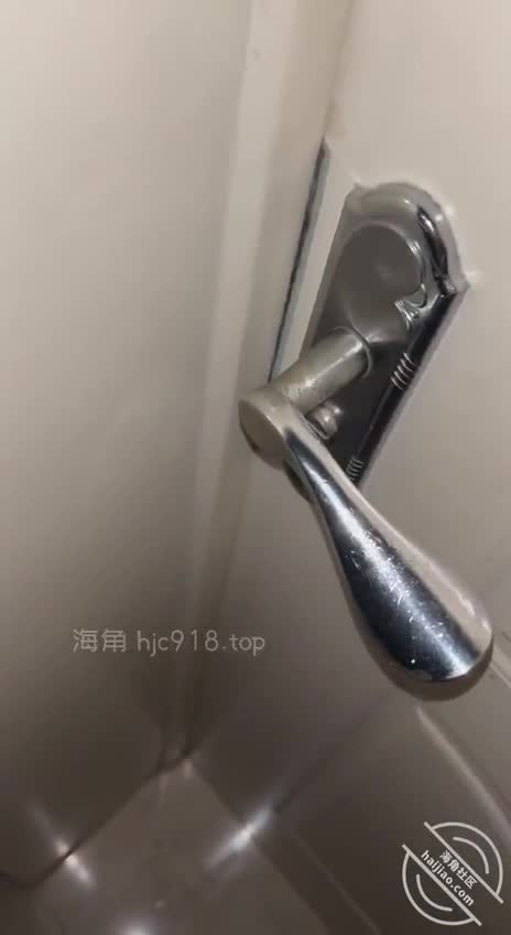 姐姐醉酒后，我闯进她房间，强行把肉棒塞进她喉咙。她迷蒙中低哼，我扯开她内衣插进湿润的地方。她轻声呻吟，我越顶越狠，床板吱吱作响。她醉态迷人，我干得起劲，最后灌满她嘴。她舔着喘息，这乱伦的刺激让我热血沸腾，心脏狂跳。