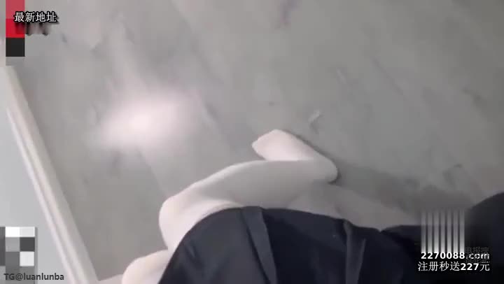 兄妹乱伦～答应给妹妹买奢侈品把亲妹妹给操了