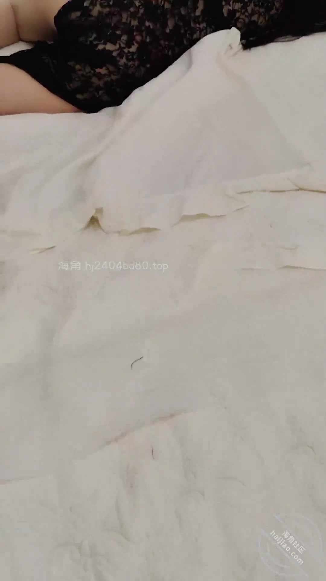 嫂子迫不及待的骑上来被我操得直冒白浆，最后内射精液流现在和以前不同，我与她操逼都无需多言，也无需太多的铺垫，大家一个眼神一个暗示就很有默契，而她也从以前的不习惯到习惯，习惯打扮得性感，习惯和我操逼时候让我摄影给她事后看，习惯了有我的陪伴与关爱。这样也许就是人们常说的灵魂伴侣。仿佛是自己在操我的骚逼嫂子一样，骚穴被鸡巴操得直冒白浆，白浆顺着鸡巴流到了蛋蛋上，最后内射进去她的骚穴里面，精子缓缓地从骚逼里流出，我拍了个精子流出的特写。#海角 #乱伦 #嫂子 #美腿 #内射