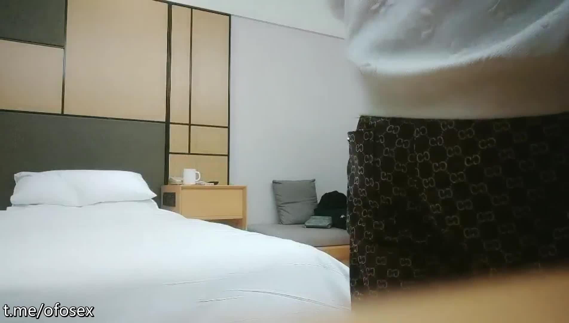 深夜场极品女，黑丝高跟鞋抗腿猛操，扶着细腰打桩机顶入深插