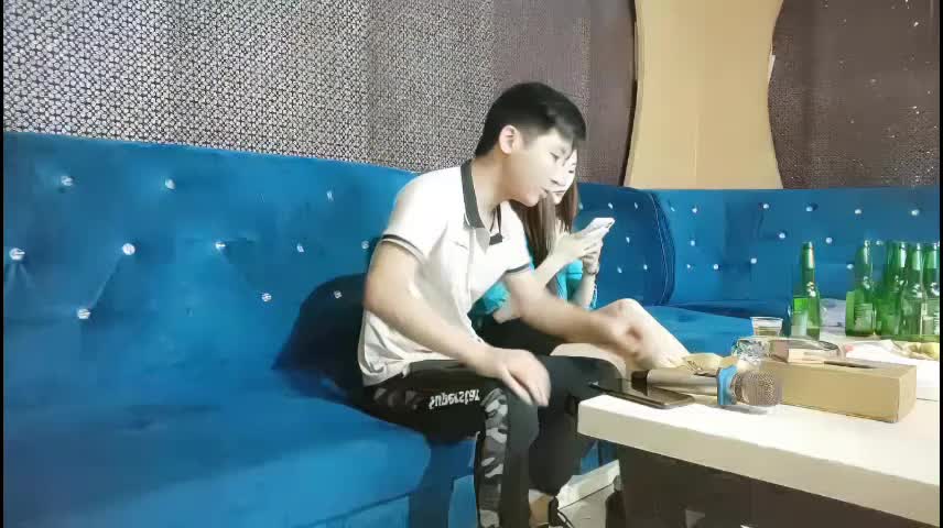 商K第一人，青春靓丽小姐姐，大长腿身姿曼妙，歌声灯光映衬下啪啪双双高潮【主要信息】#探花 #颜值 #外围 #学生 #大长腿