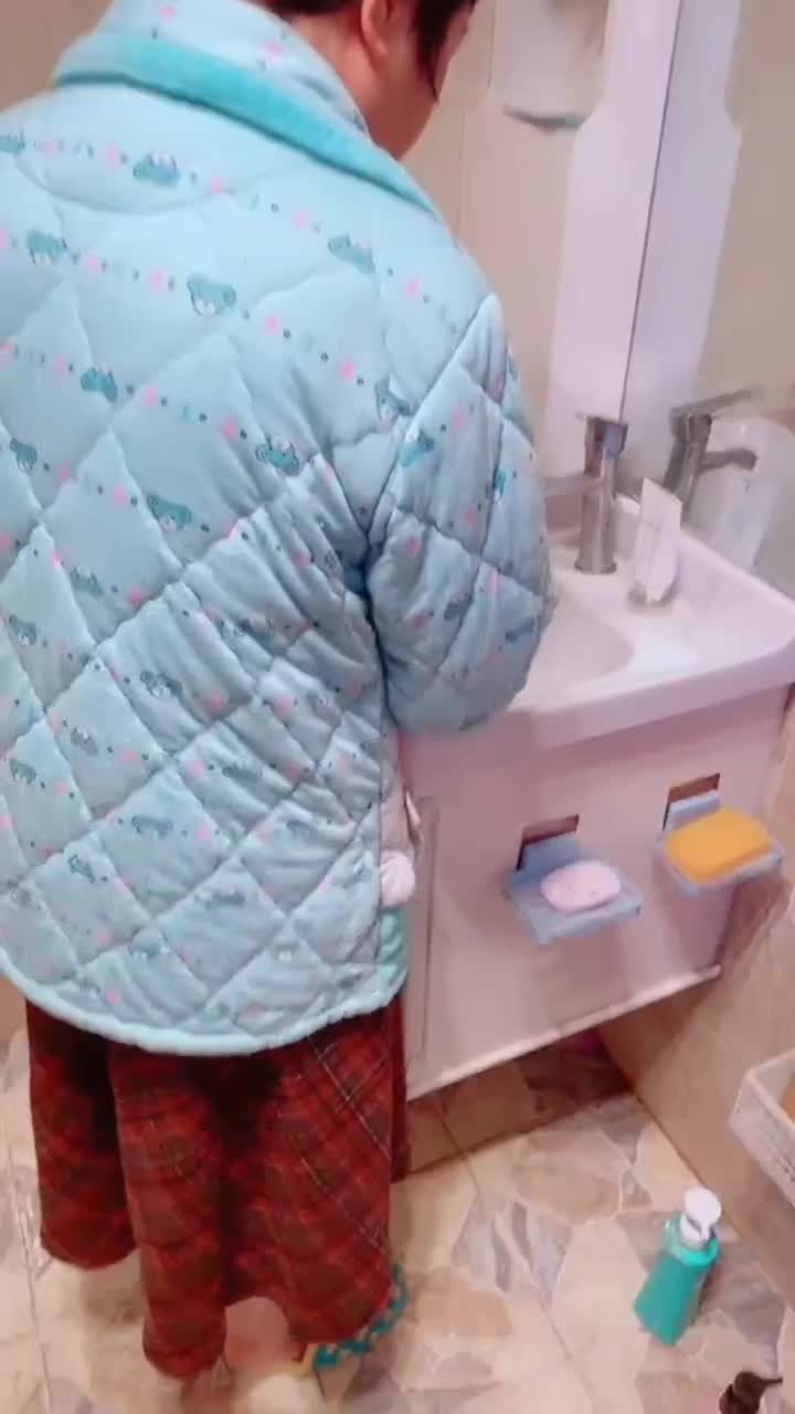 #乱伦爱好者 #ID11207126#文本页面#标题：69我和妈妈以及外婆之间的乱伦该何去何从我真怕上社会新闻啊#内容：  海角的哥哥们大家好，首先感谢大家一直以来对我的大力支持，有你们的支持我才能走到今天。  不过走到今天我是属心里压力大啊，之前乱伦我妈我还觉得稍微好一点。  后来被外婆发现了，我为了保全我自己把外婆上了，说实在的我现在很后悔啊，真的很后悔，不知道下一步该怎么继续下去了。  请哥哥们帮我出出主意啊。在此我跟海角的哥哥们叩首了。点此查看更多