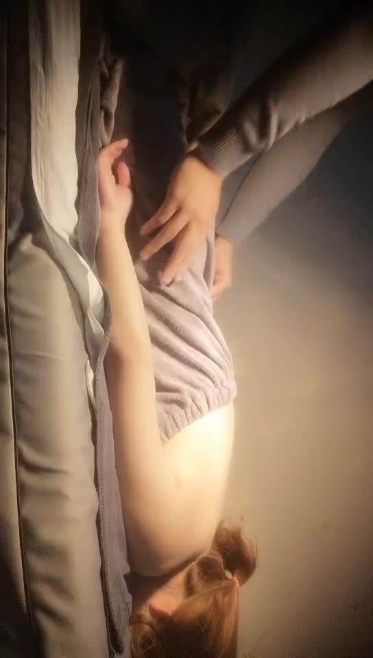 《#推油少年》12-14偷拍女客户特殊服务，一线天美穴骚货，这逼真漂亮，近距离特写推屁股，按摩床上来一发