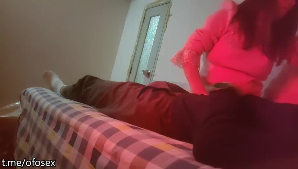 大胸人妻，口活给力，粉红氛围下激情交合，骚逼浪叫止不住