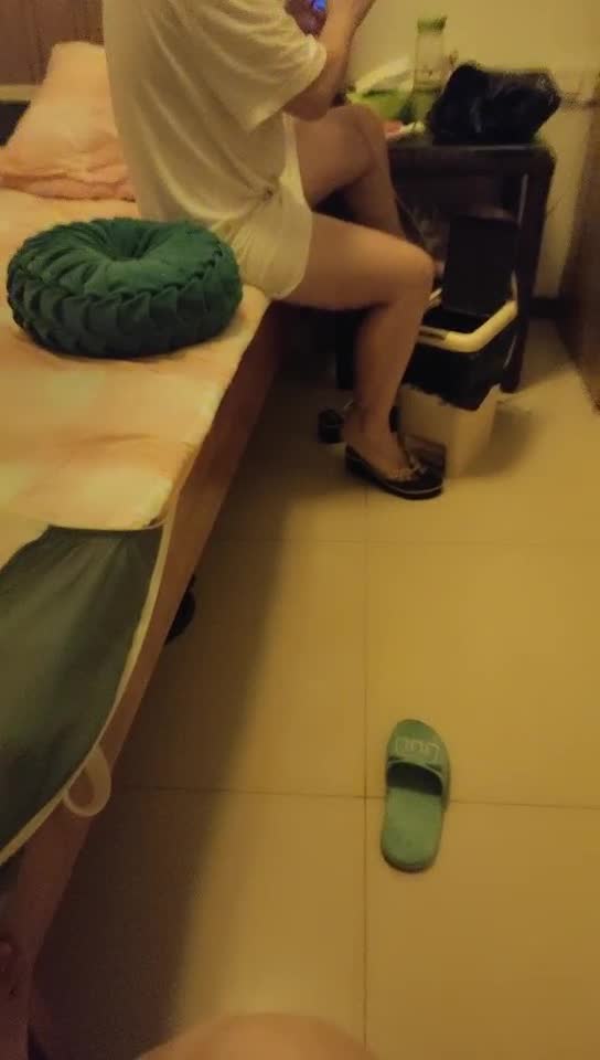 #爱情故事 11-18约良家熟女啪啪，出租屋小房间里操，大屁股骑乘特写后入，压在身上抽插猛操