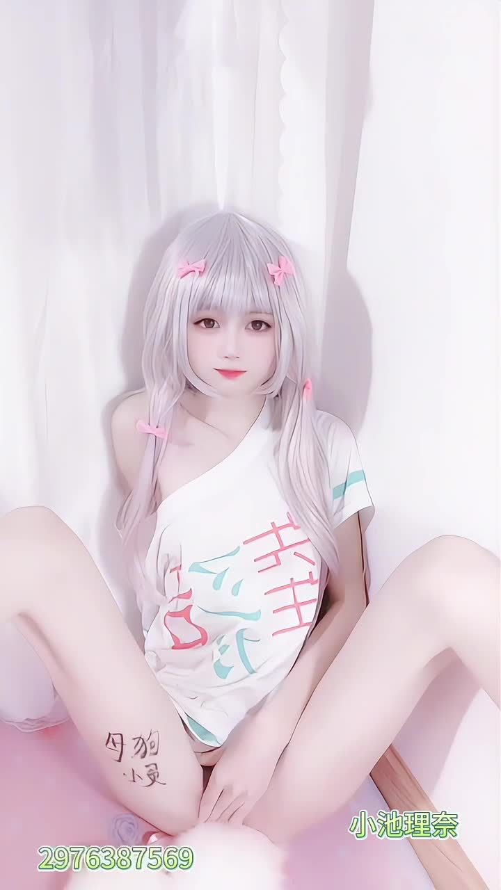 #小灵酱 #自慰 #露脸 #福利姬 #萝莉 这小脸蛋挺可爱的，身材也是一绝，让人恨不得狠狠疼爱一番