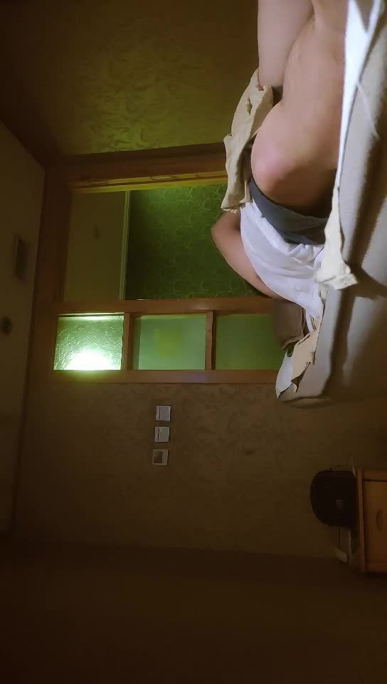 #小表妹寻欢 10-10会所很有韵味熟女技师，按摩完再开操，张开大长腿扣穴调情，按摩床上侧入猛操