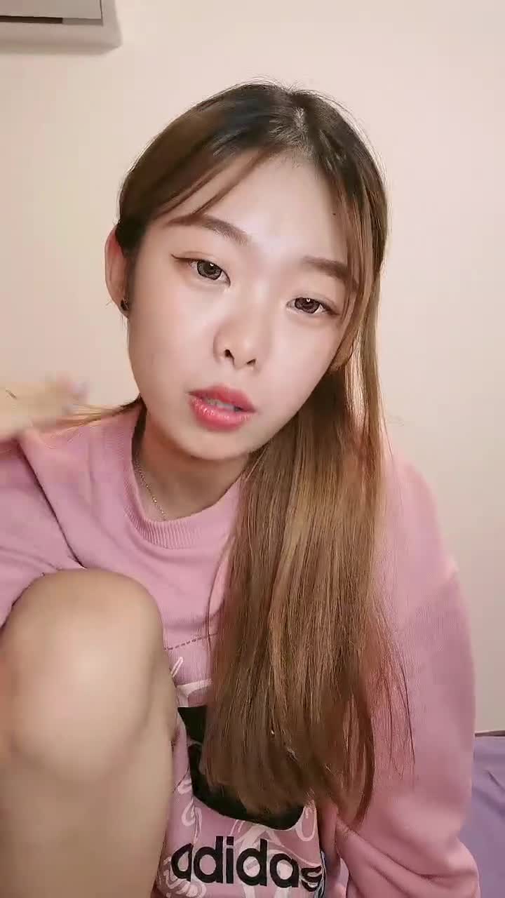 長發美少婦騷貨帶上妹妹做直播，全裸擦穴，特寫黑蝴蝶清晰對白口交，女上位無套啪啪快速繳槍內射