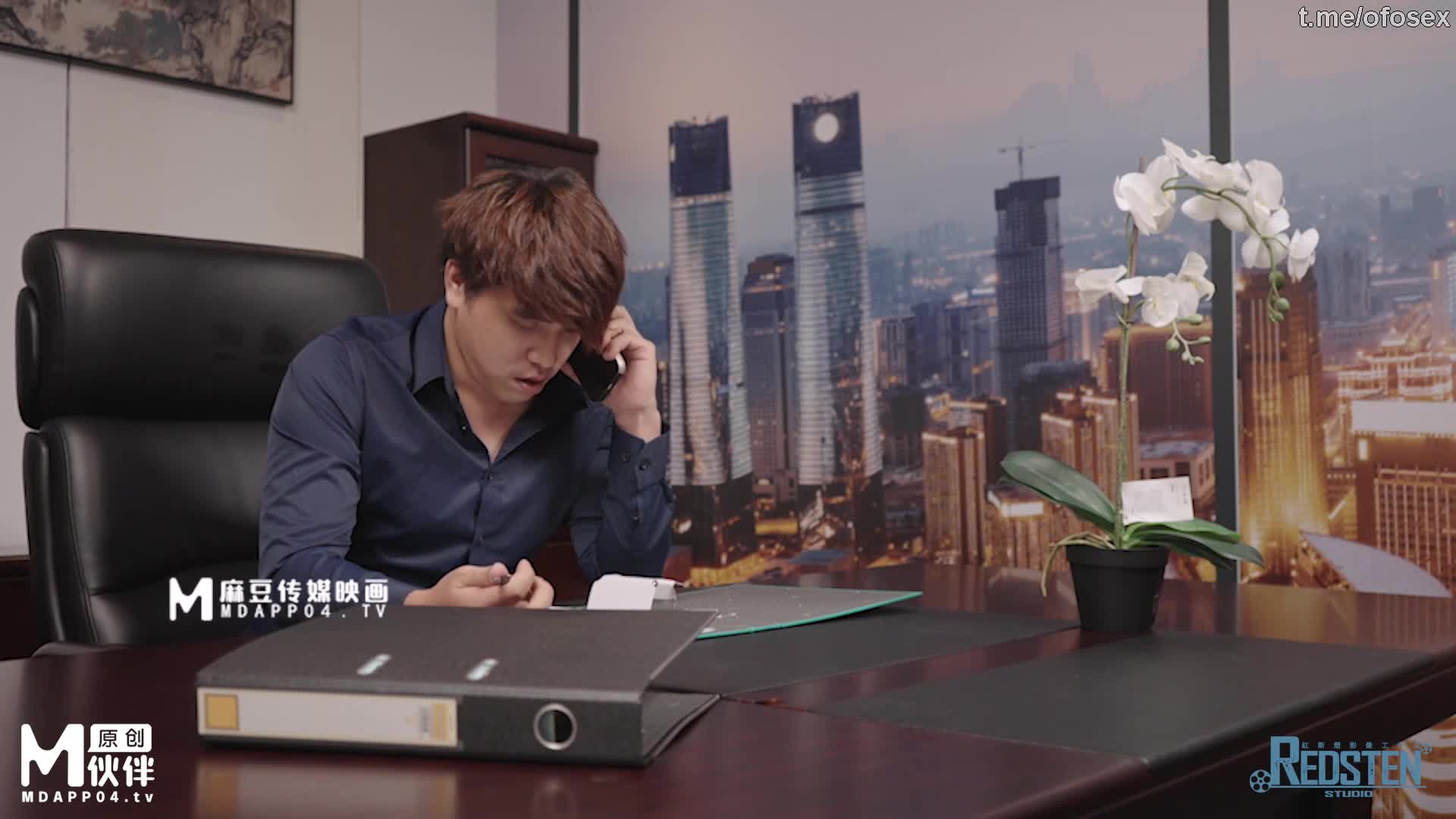 变态老板既然让小伙操自己的妹妹表演给他看，兄妹为升职在老板办公室做爱，兄妹情深插的深，用身体和哥哥乱伦 国产中文对白剧情AV速游VPN跑满千兆只做最快