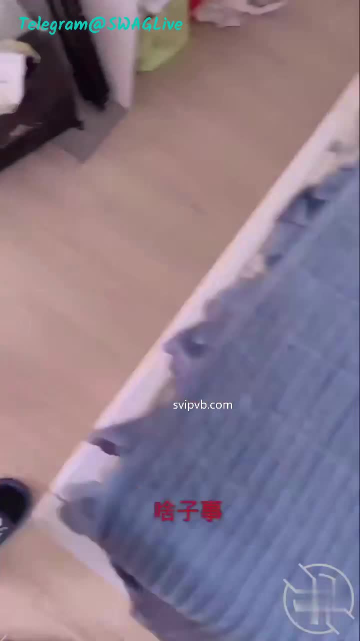 【乱伦史上封神之作我和妈妈】真实乱伦强奸妈妈牛人与妈妈乱伦，两个多月全程记录把正在做饭的妈妈拉到房间口交，家人都在回家的路上，刺激点此查看更多