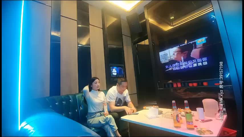 成都，大三学生妹，KTV里唱歌饮酒，半醉半醒之际调情脱光来一发【主要信息】#探花 #颜值 #外围 #学生 #大长腿 #KTV