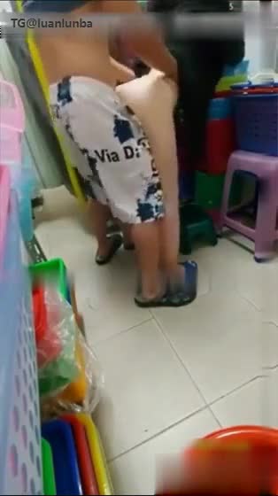 在仓库里面狠狠狂操风骚的嫂子，哥哥送货不在，偷情乱伦开超市的嫂子