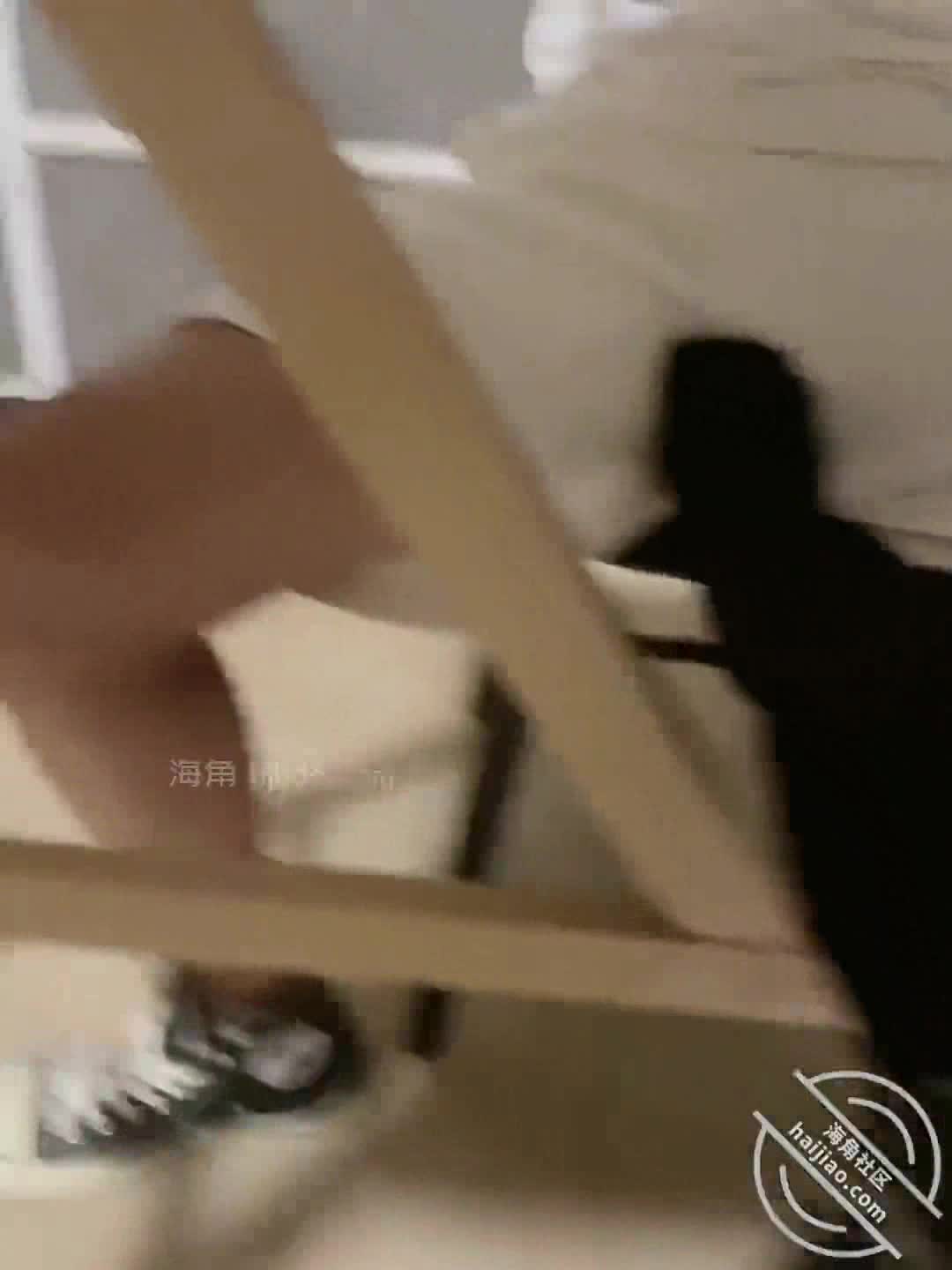 #福利姬 #R18 #萍姐 海角社区乱伦女神教师母亲萍姐 在老公办公室被儿子的大鸡鸡巴填满 服侍儿子丝袜足交点此查看更多