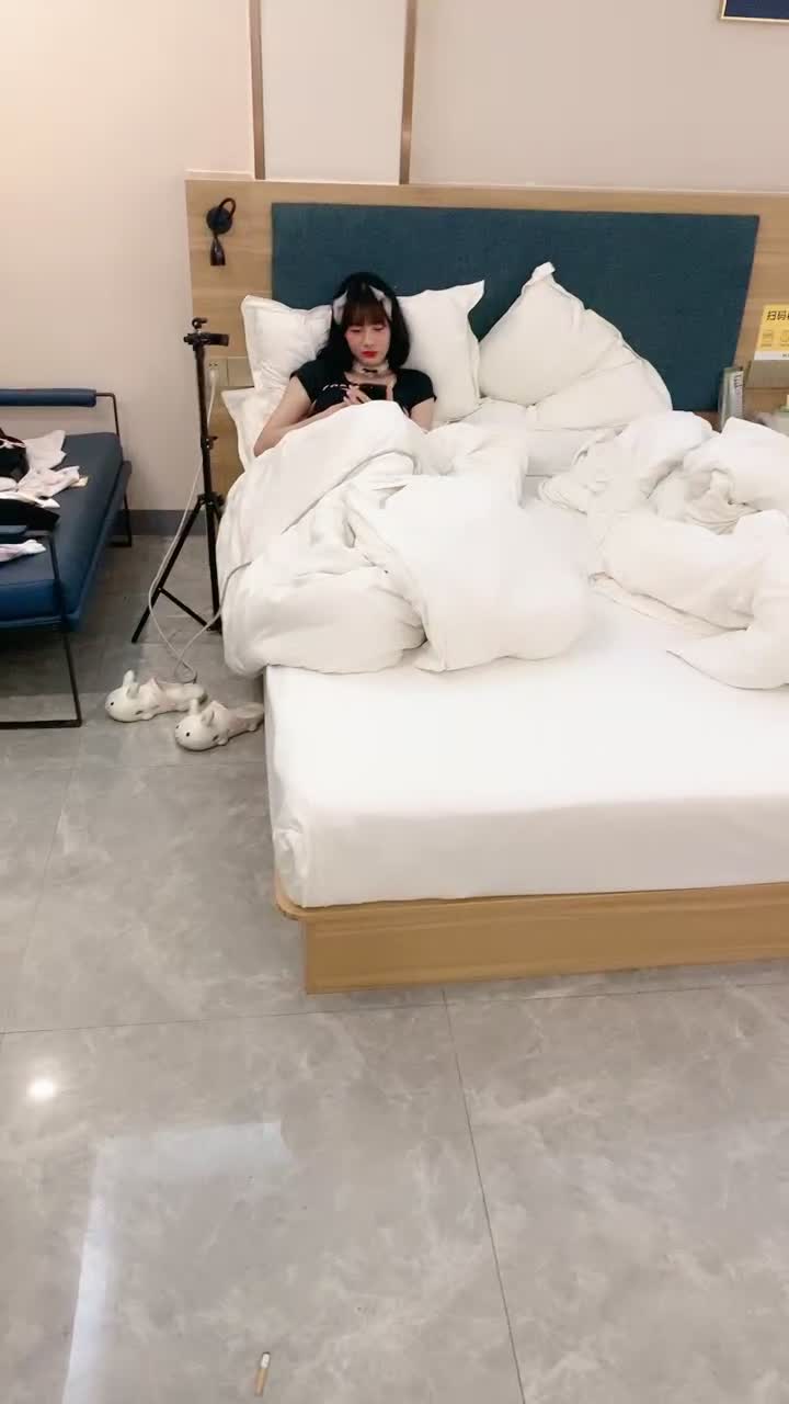 清纯尤物美少女，要操逼了很开心，无毛骚穴揉阴蒂，大屌插入一顿怼，骑乘位，妹妹自己动#妹妹